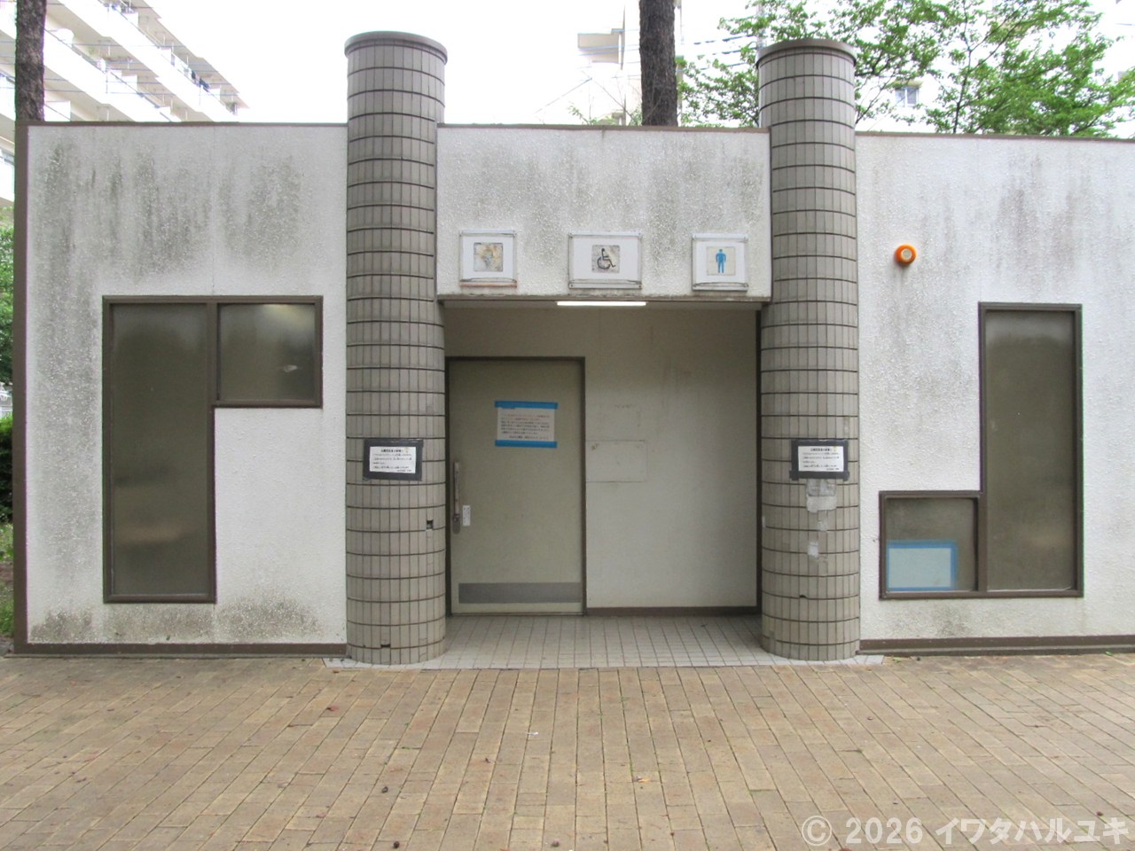 公園内の公衆トイレ