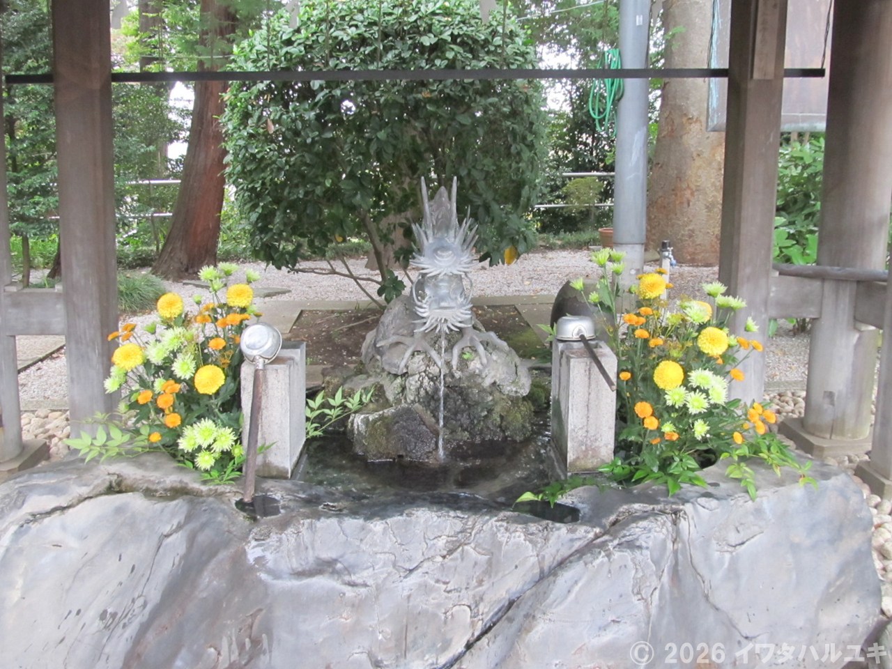 手水も花に飾られて