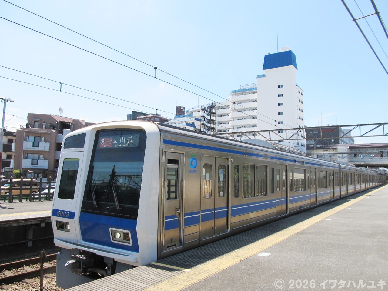 <広々とした南大塚駅>