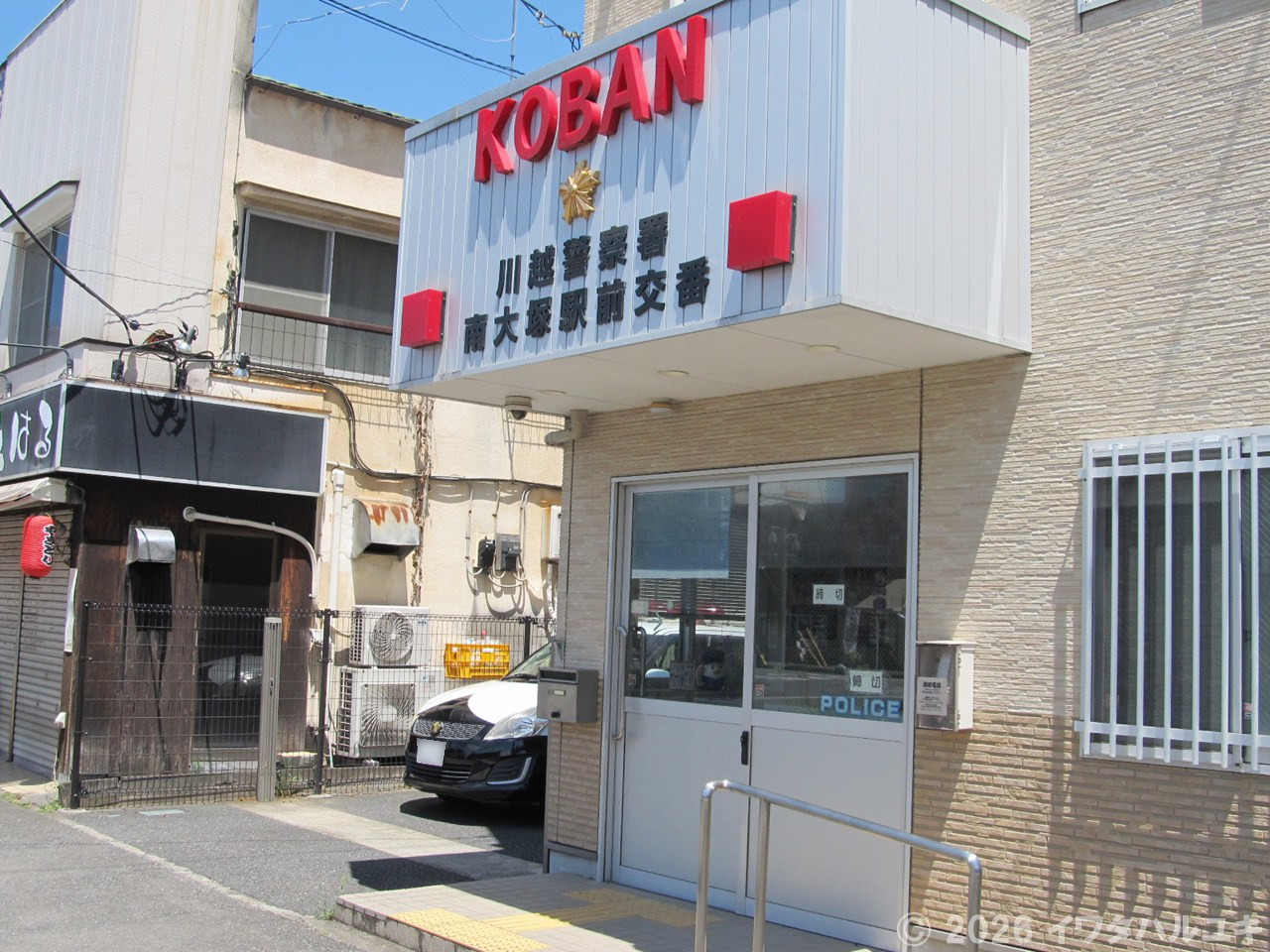 <警察官が待機する交番>