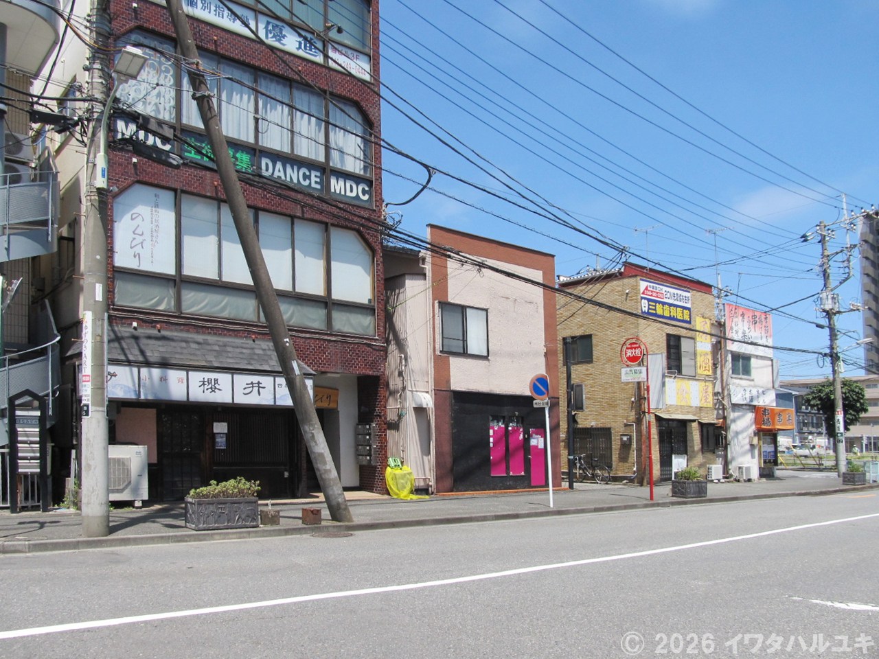 <道路に面して商店が並ぶ>