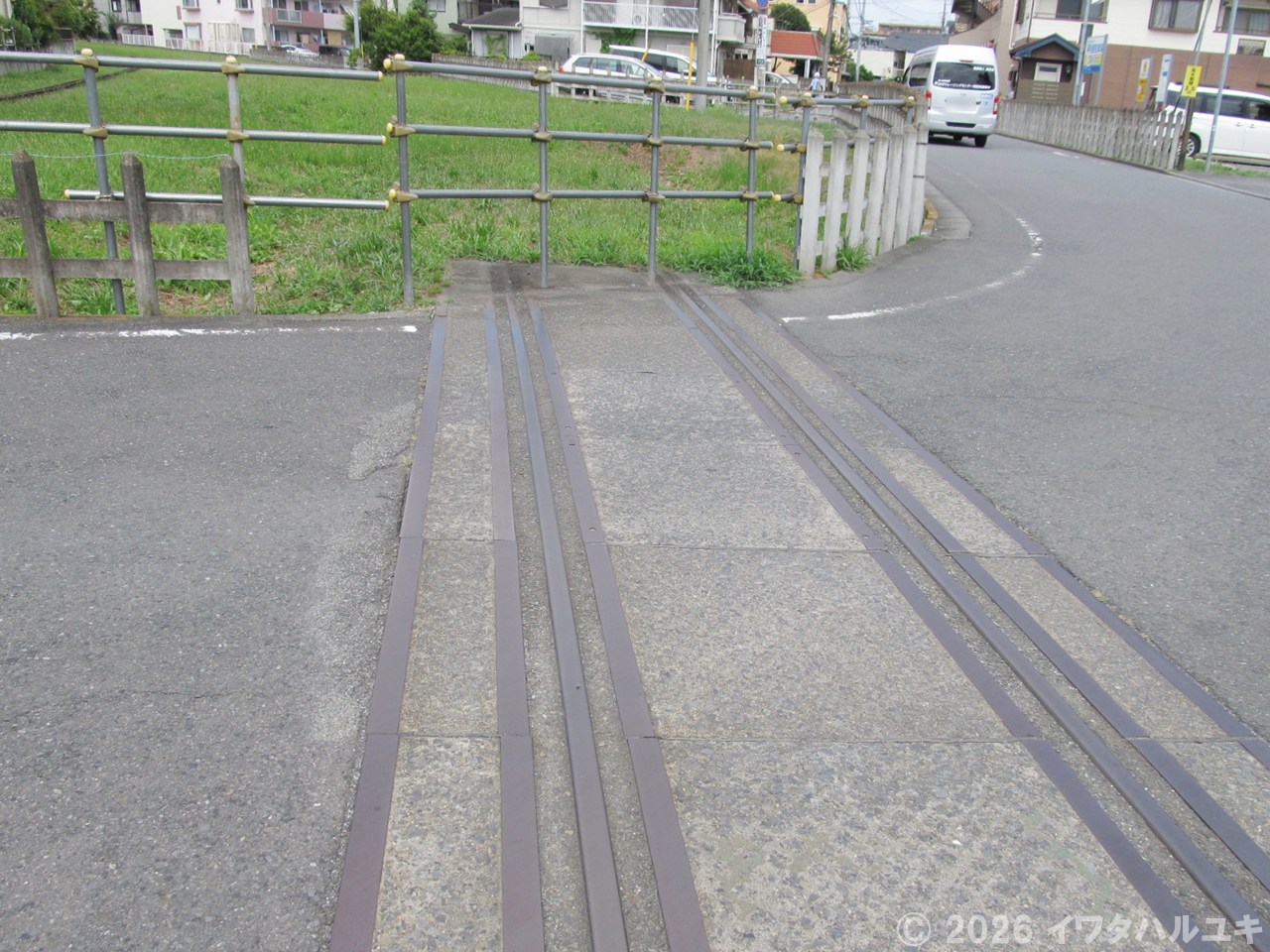 <道路に見られる廃線跡>