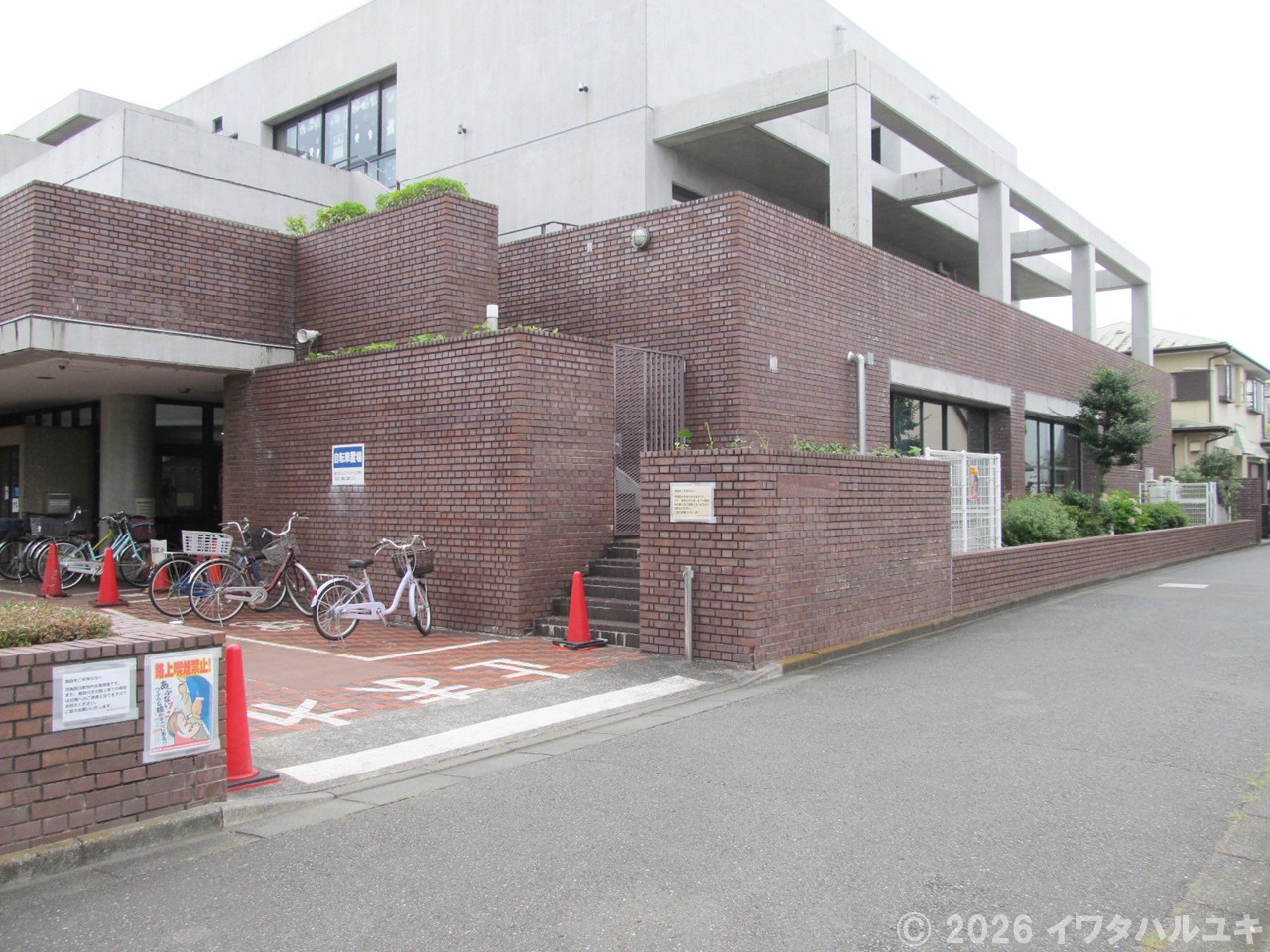 静かな住宅街の図書館